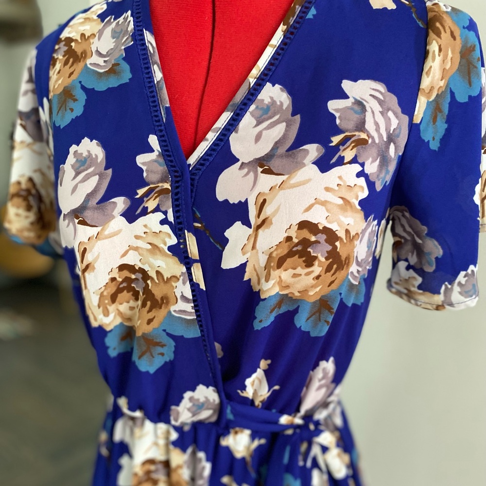 🧹 Royal blue, small, floral, v-neck dress.
